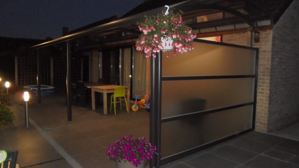Pare-vent fixe qui protège la terrasse du vent et de la vue