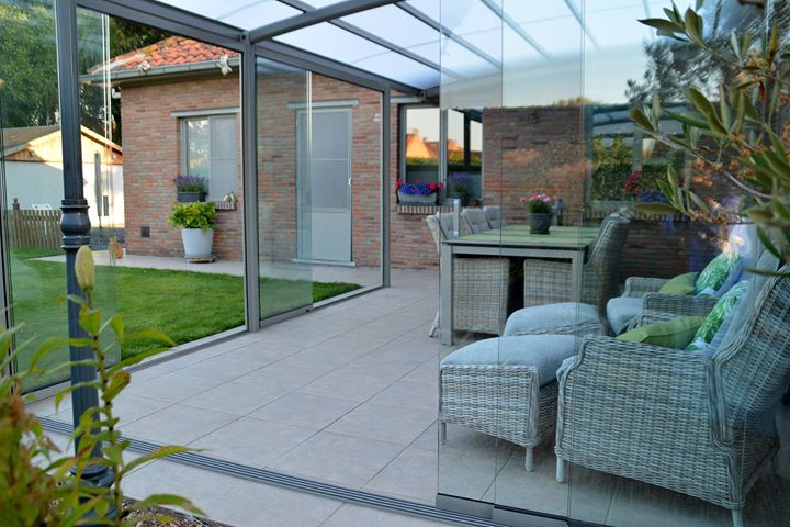 'auvent de terrasse fermé avec parois coulissantes en verre d'AC Systems