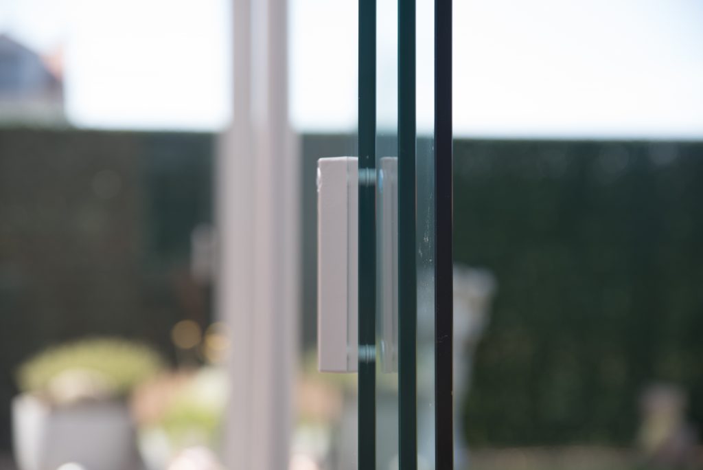 paroi en verre pour fermer un auvent de terrasse